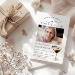 60:e Födelsedagsfesten Photo Espresso Martini Inbjudningar<br><div class="desc">Fågelfirmans foto går i centrum i det här trendigets Martini-födelsedagsinbjudan. Elegant- och chicens utformning har en espresso martini. En söt bugg ger en feminin beröring. Hela texten kan redigeras.</div>