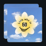 60:e Födelsedagsfesten Sommarsoljor Inbjudningar<br><div class="desc">Vit blomgrafik med solstråle,  leende och ögonbollar på blå sommarbakgrund i himmel under en 60:e födelsedagsfest. All text kan ändras.</div>