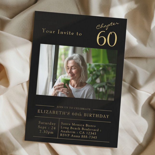 60:e Födelsedagsfesten svart foto i Guld, 60:e  Inbjudningar (Black and gold 60th birthday party invitation on a cloth background)