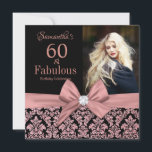 60:e födelsedagsinbjudan till dammen ro guld glitt inbjudningar<br><div class="desc">Svartdyna ro guld glitter | 60:e födelsedagsinbjudan. 60 och Fabulous! En vacker modern elegant rosa ros guld blommigt-damm 60:e Födelsedagsfest inbjudan kan du personifiera och skicka ut din sextionde födelsedagsfest firande. I mitten av sötens rosa båge. Byt ut exempelfotot mot ett eget. Ord "60 och Fabulous" ställs in med hjälp...</div>