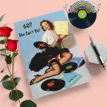 60:e födelsedagstidningen Vinyljournaler Musik not Inbjudningar<br><div class="desc">Sexy Pin Up-tjejen med svart strumpor och kläder bälte. Hon väljer bland sina favoritskivalbum för sin födelsedagsfirande. Cute brunette slår upp tjejen,  retro design av Gil Elvgren. Inte hennes 60:e?,  anpassa text och typsnitt för Pinupets födelsedag. .</div>