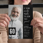 60:e fotot med svartvitt och 60:e Födelsedagsfeste Inbjudningar<br><div class="desc">Skapa oförglömliga stunder med vårt moderna 60:e födelsedagsfest inbjudan! Inbjudan kännetecknas av en sofistikerad svart bakgrund och ett roande ordspråk: "Det tog sextio år att se den här bran!", och det här erbjuder också en bekväm textmall som du enkelt kan anpassa. Lägg till i firmans foto, och du har har...</div>