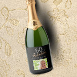 60 och Fabulous Elegant Black Photo 60:e födelseda<br><div class="desc">60 och Fabulous Elegant Black Photo 60:e födelsedagsetiketten mousserande vin-etikett. Gör din egen 60:e födelsedagsfest mousserande vin-märkning till henne. Anpassa med namn,  åldra och infoga fotot i mallen.</div>
