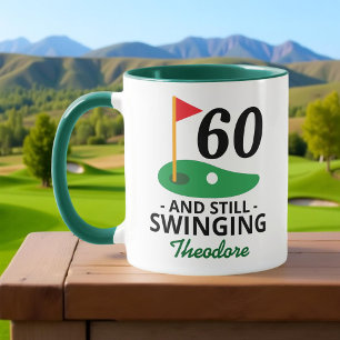 60 och fortfarande svingande, rolig 60-årsdag Golf Mugg