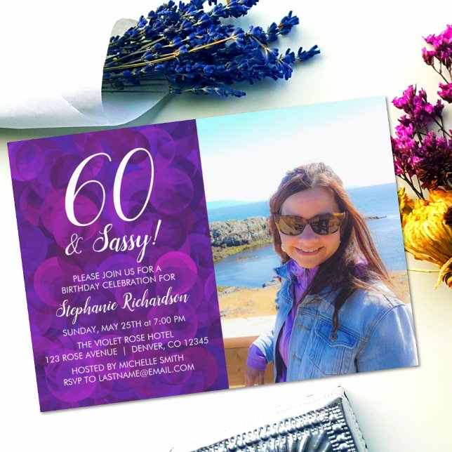 60 och Sassy Elegant Lila Photo Birthday Inbjudningar (Skapare uppladdad)