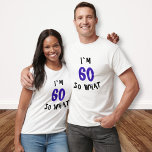 60, så vilken fin citat 60:e Födelsedagsfesten T Shirt<br><div class="desc">60, så vilken fin citat 60:e Födelsedagsfesten T-Shirt. Denna t-shirt är ett humoristiskt och lekfullt sätt att fira en mans 60-årsdag. Skjortan innehåller ett giftigt citat som pockar på roligten vid tanken på åldrande och uppmuntrar bäraren att ta till sig sin ålder med humor. Det ger en underbar gåva eller...</div>