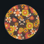 60-talets Retro Flowers Pop Culture Rund Klocka<br><div class="desc">Detta är en fantastisk-design som inspirerats av 70-talets diskoepok. Om du vill ha andra produkter med den här designen,  meddela mig om du vill ha en anpassningsbar.</div>