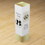 60th Årsdaggåvavin boxas Vinlåda<br><div class="desc">Elegant vit och goldtone sextionde bröllopsdagvin boxas,  med diagram av ballonger,  en cameo,  och grafiskt numrera uppsättning 60 i en goldtone dekorativ ram.  Personifiera alla svart text och tillfoga det perfekta vinet,  för en älskvärd årsdaggåva till lyckligt gift par.</div>