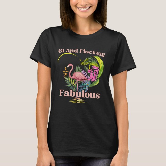 61 år gammal och flockande Fabulous Flamingo Birth T Shirt (Framsida)