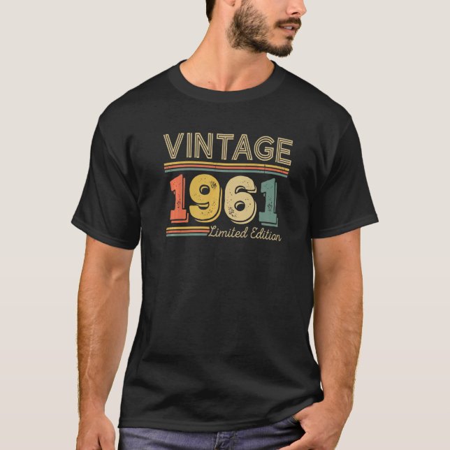 61 ÅRS ÅLDER 1961 61:e födelsedagen T Shirt (Framsida)