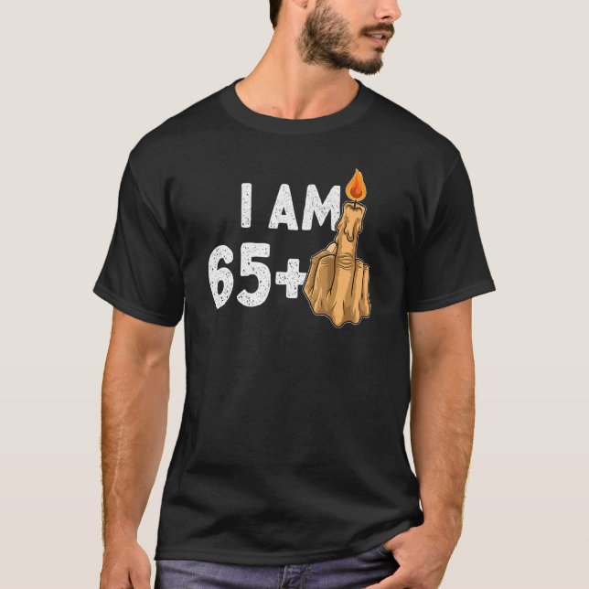 65+1 Mitten Finger 66:e födelsedagen provocerande T Shirt (Framsida)