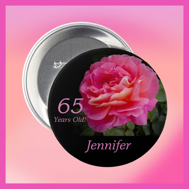 65 år gammal, Rosa ros Blommigt Button Pin Pinback Knapp (Skapare uppladdad)