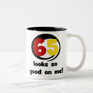 65 Looks som så är bra på mig T-tröja och gåv Två-Tonad Mugg
