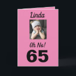 65e Åh nej! Birthday Funny Grumpy Girl Kort<br><div class="desc">Ha roligt på en milstolpe-födelsedag för 65 år med ett "Åh nej!" kort. Hon kommer att le på rosa,  vitt och svart färg tillsammans med det uppmuntrande budskapet till "Firande!". En modern och minnesvärd design fångar den häpnadsväckande känslan hos den roliga grumpy tjejen.</div>
