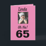 65e Åh nej! Birthday Funny Grumpy Girl Kort<br><div class="desc">Ha roligt på en milstolpe-födelsedag för 65 års ålder med ett "Åh nej!" kort. Hon kommer att le på rosa,  vitt och svart färg tillsammans med det uppmuntrande budskapet till "Firande!". En modern och minnesvärd design fångar den häpnadsväckande känslan hos den roliga grumpy tjejen.</div>