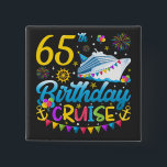 65e Birthday Cruise B Day Party Square Knapp<br><div class="desc">65e Birthday Cruise B-Day Party Funny design Gift Square Button Classic Collection.</div>