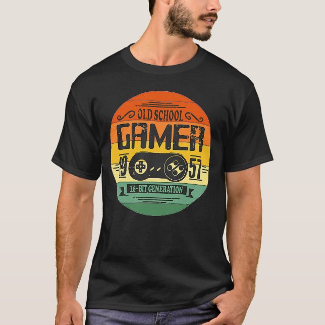 65e Birthday Old school Gamer 1957 65-årig p T Shirt (Framsida)