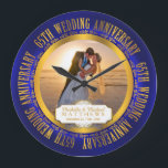 65e Bröllop-årsdag - fotopateriet Stor Klocka<br><div class="desc">Sextiofemte Bröllop-årsdagen är en milstolpe i alla förbindelser som förtjänar att firas och på vilket bättre sätt än med en keepit, med ord "65e Bröllop-årsdagen" i rundan och i mitten, så att du kan anpassa dig med foto, namn och bröllop och årsdagen data. Skapat av Helgdag Hearts Design. Om du...</div>