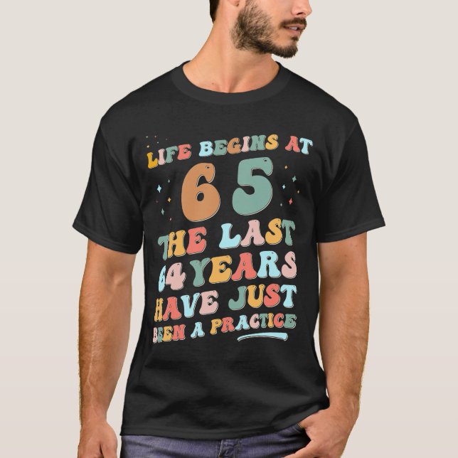 65ens födelsedag Man Woman 2023 Groovy Life börjar T Shirt (Framsida)
