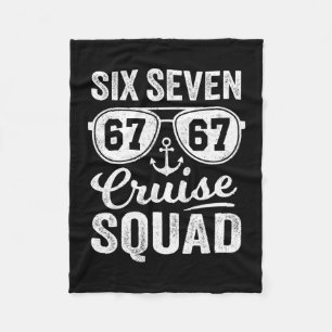 67 Cruise Squad 2025 Roliga Barn Kryssning Meme Ma Fleecefilt
