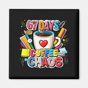 67 dagar med kaffe och kaos färgglatt meme-design magnet