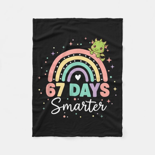 67 Days Smarter Funny Dragon Rainbow Kids 67 Meme  Fleecefilt (Framsidan)
