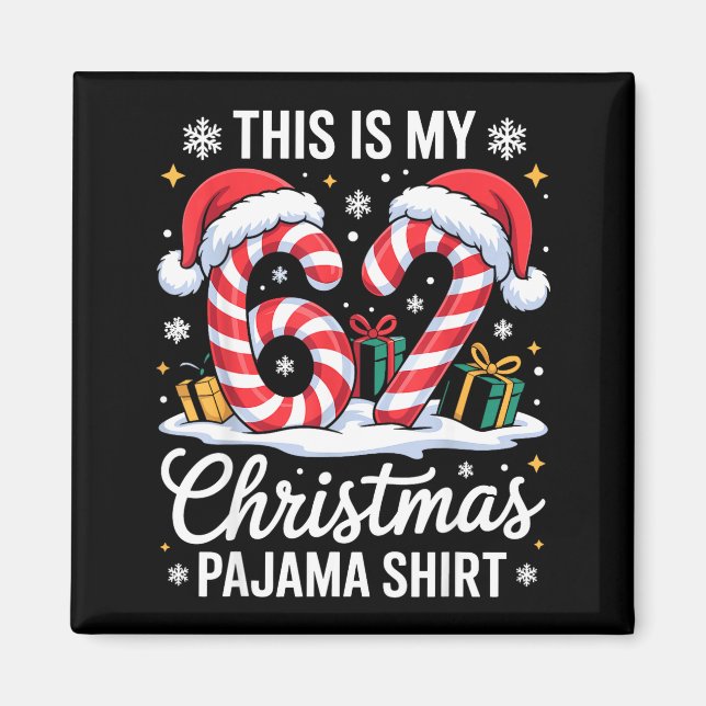 67 Det här är min julpyjamaskjorta 6 7 Meme 67 C Magnet (Framsidan)