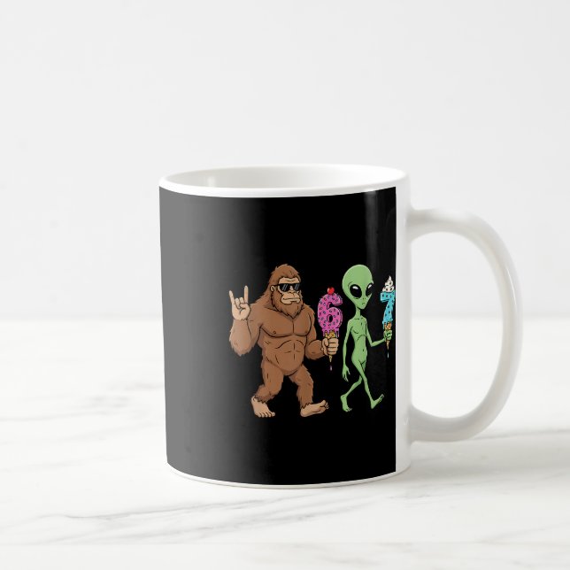 67 Drip Meme Funny Six Seven Bigfoot Alien Sasquat Kaffemugg (Höger)