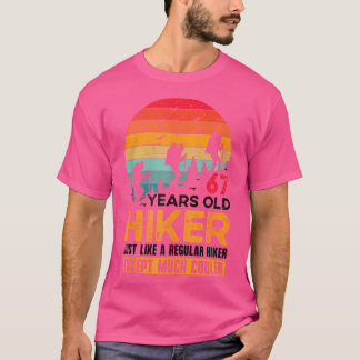 67:e födelsedag Hikerberget 67 år gammal hiking L. T Shirt