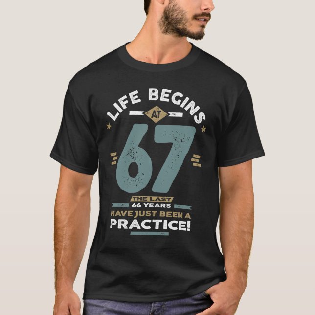 67:e födelsedag - livet börjar vid 67 t shirt (Framsida)