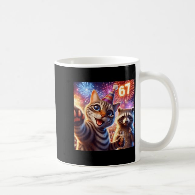 67 Meme Cat Raccoon New Year Selfie Funny Birthday Kaffemugg (Höger)