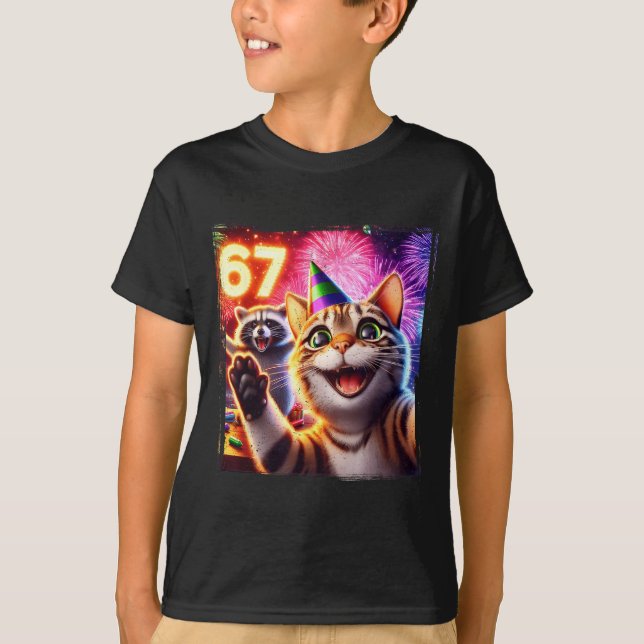 67 Meme Cat Raccoon New Year Selfie Funny Birthday T Shirt (Framsida)