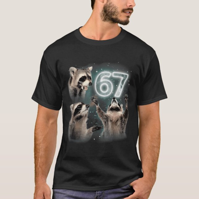 67 Meme Racoon Howling At The Moon Six Seven Trash T Shirt (Framsida)