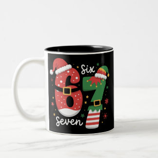 67 Meme Six Seven Elf Christmas Santa Hat Två-Tonad Mugg