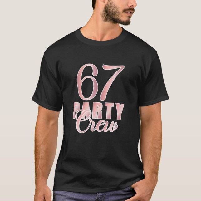 67 Party Crew Birthday Rosa Bday Group Friends Tea T Shirt (Framsida)
