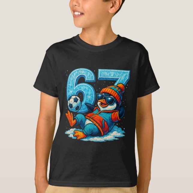 67 Pingvin Fotboll Roligt Vinter Meme Present  T Shirt (Framsida)