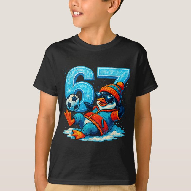 67 Pingvin Fotboll Roligt Vinter Meme Present  T Shirt (Framsida)
