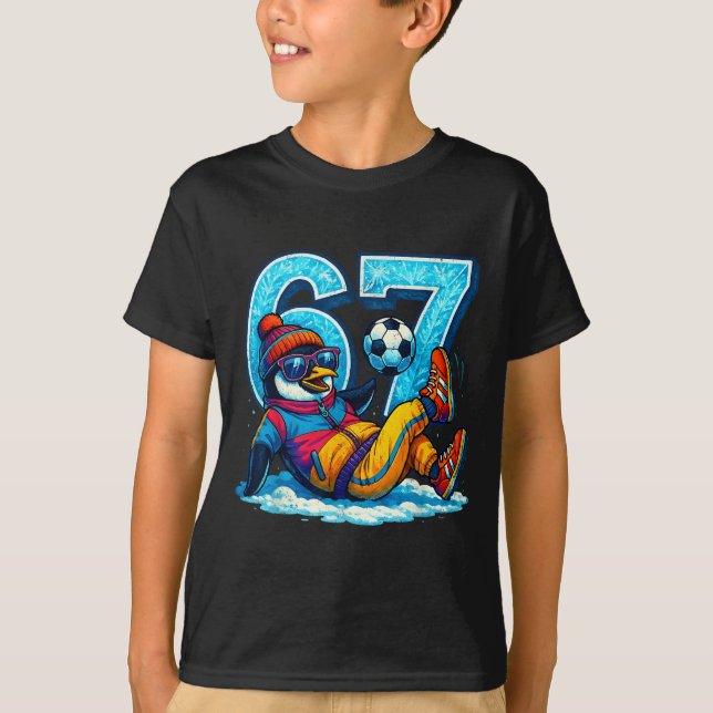 67 Pingvin Fotboll Roligt Vinter Meme Present  T Shirt (Framsida)