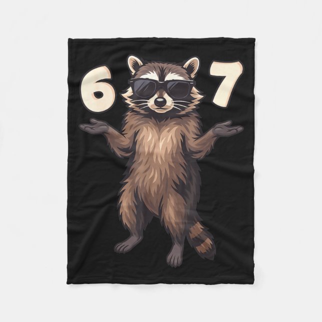 67 Raccoon 6-7 Hands Se Funny Gen Alpha Kids Teens Fleecefilt (Framsidan)