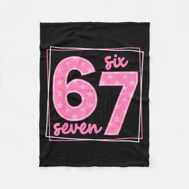 67 Roligt Nummer 67 Födelsedags Meme  Fleecefilt (Framsidan)