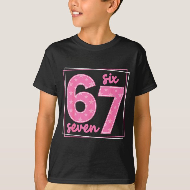 67 Roligt Nummer 67 Födelsedags Meme  T Shirt (Framsida)