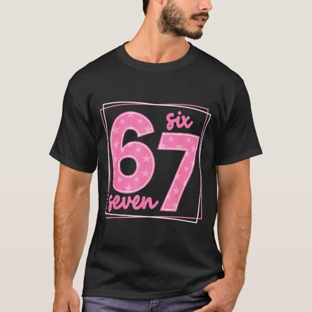 67 Roligt Nummer 67 Födelsedags Meme  T Shirt (Framsida)