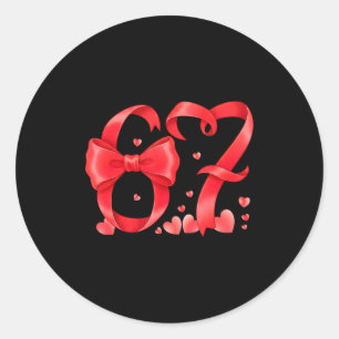 67 Six Seven Meme Gen Alpha Alla hjärtans dag Coqu Runt Klistermärke