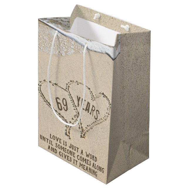 69-årsdagen för Beach Hearts Medium Gift Bag (Framsidan Vinklad)