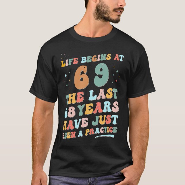 69-årsdagen Man Woman 2023 Groovy Life börjar på T Shirt (Framsida)