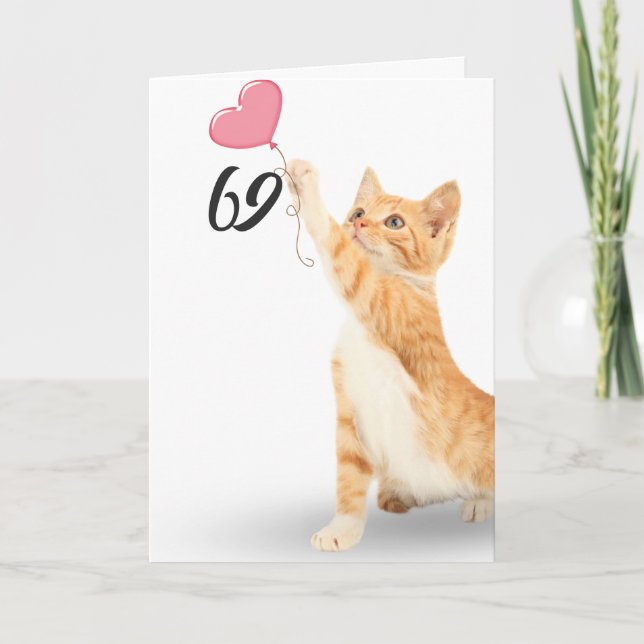 69-årsdagen tabby katt med hjärtballong kort (Framsida)