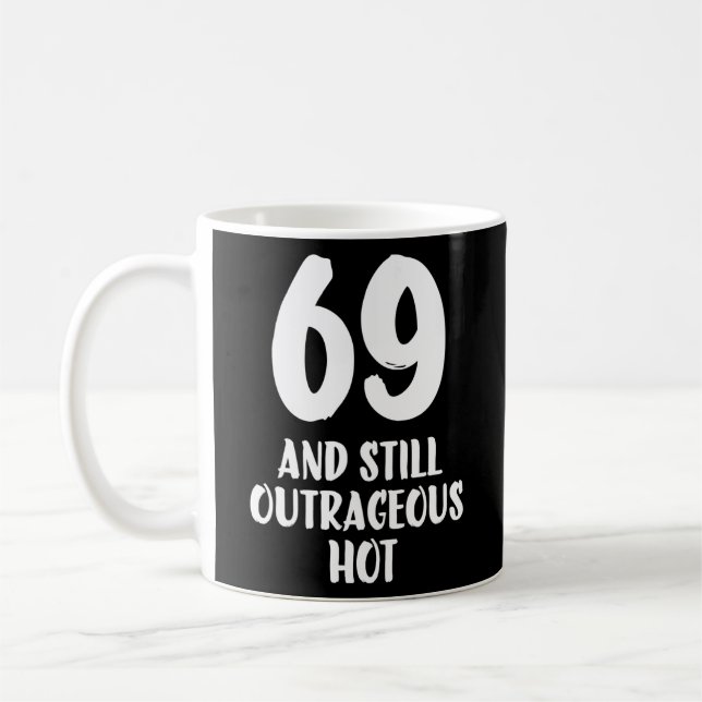 69 och fortfarande upprörande Hett 69:e födelsedag Kaffemugg (Vänster)