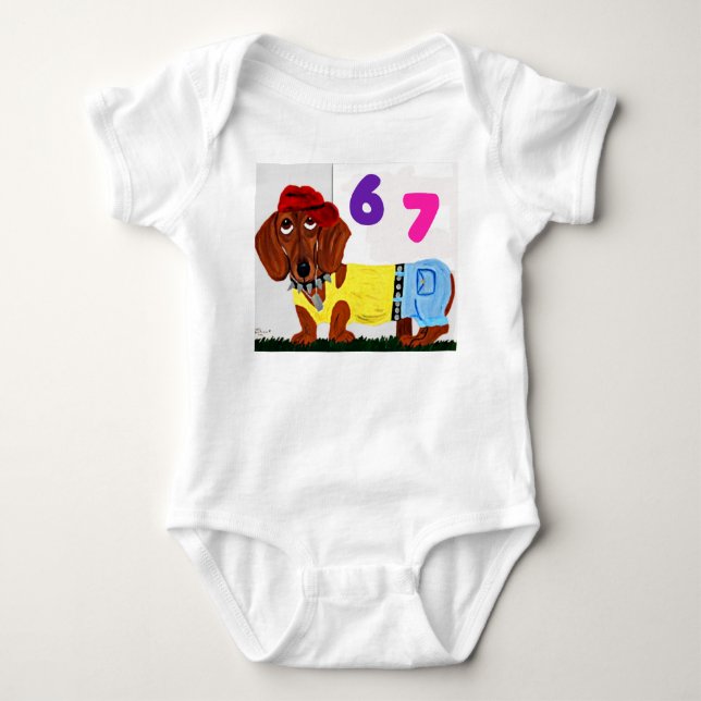6 7 Dachshund in funny clothes baby bodysuit T Shirt (Framsida)