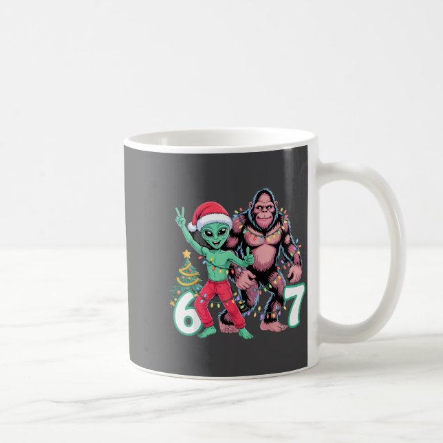 6 7 Meme Christmas Alien Sasquatch Six Seven Fun  Kaffemugg (Höger)