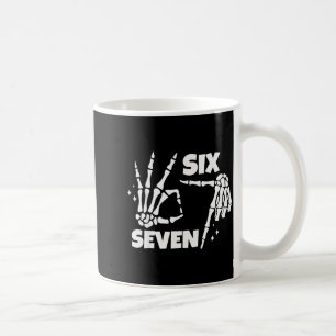 6 7 Meme Rolig Skelett Händer Halloween Par Si Kaffemugg